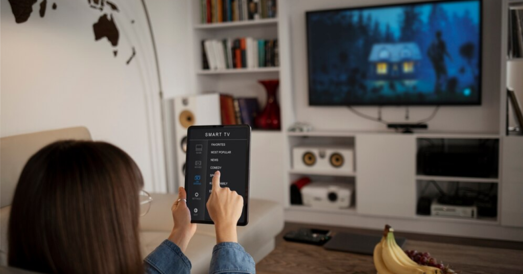 Pessoa usando um tablet para controlar uma Smart TV