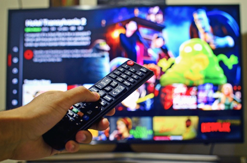 Controle remoto na mão, escolha entre plano da Netflix e IPTV: economia, variedade e conteúdo premium com a JhorPlay